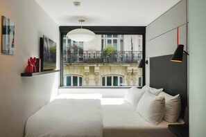 Premium bedding, pillowtop beds, in-room safe, desk - citizenM Paris Opera (Paris)