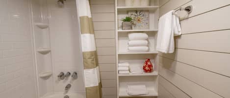 Combined shower/bathtub, towels