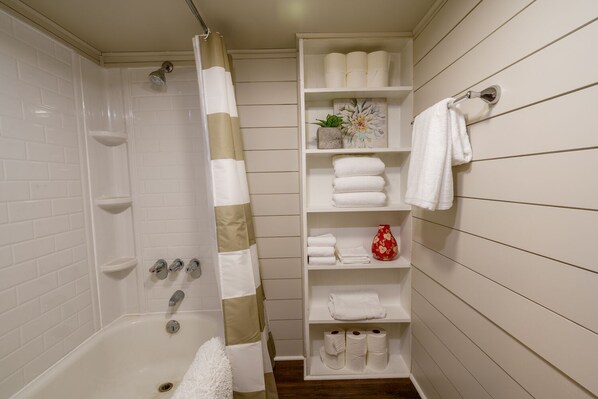 Combined shower/tub, hair dryer, towels