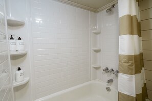 Combined shower/tub, hair dryer, towels