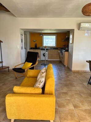 Interior - Away from the hustle and bustle, set down your suitcases in this Mas reserved for Tourisme de Charme! (Piolenc)