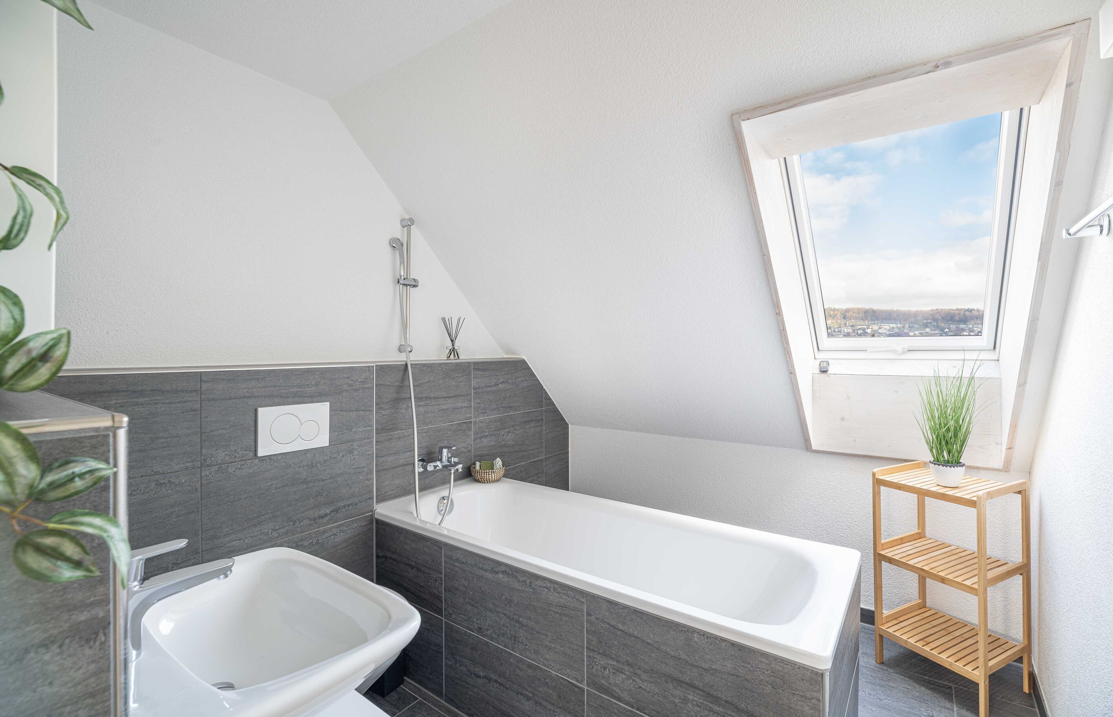 Alloggio Comfort su due livelli | Bagno | Combinazione doccia/vasca, set di cortesia gratuito, asciugacapelli