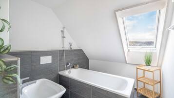 Alloggio Comfort su due livelli | Bagno | Combinazione doccia/vasca, set di cortesia gratuito, asciugacapelli