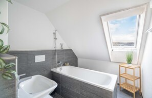 Comfort-Maisonette | Badezimmer | Duschwanne, kostenlose Toilettenartikel, Haartrockner, Handtücher