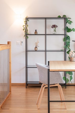 Duplex Comfort | Vardagsrum | 100-centimeters smart-tv med kabelkanaler, tv och golvvärme