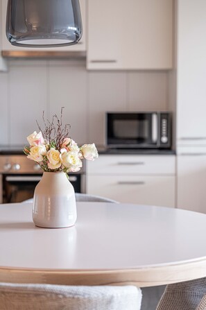 Comfort maisonnette | Privékeuken | Een koffiezetapparaat/waterkoker, een waterkoker, een vriezer
