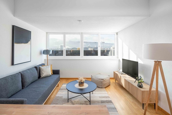 Dúplex Confort | Zona de estar | Smart TV de 100 cm con canales por cable, una televisión