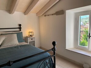 2 chambres, bureau, fer et planche à repasser, lit parapluie