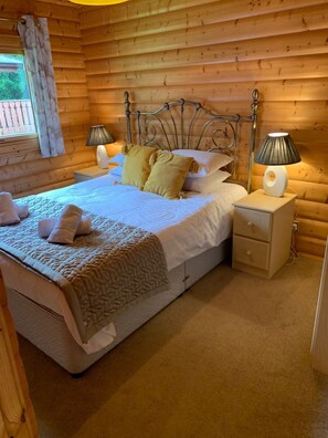 3 bedrooms, iron/ironing board, travel cot, free WiFi - Log cabin with veranda, nestled in Kenwick Park, Louth (Louth)