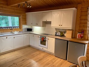 Fridge, microwave, oven, stovetop - Log cabin with veranda, nestled in Kenwick Park, Louth (Louth)