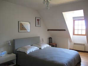 3 bedrooms, iron/ironing board, travel cot, free WiFi - 3 bedroom house and TV lounge, private swimming pool, 50 ha forest, ponds, tennis court (Fontaines-en-Sologne)