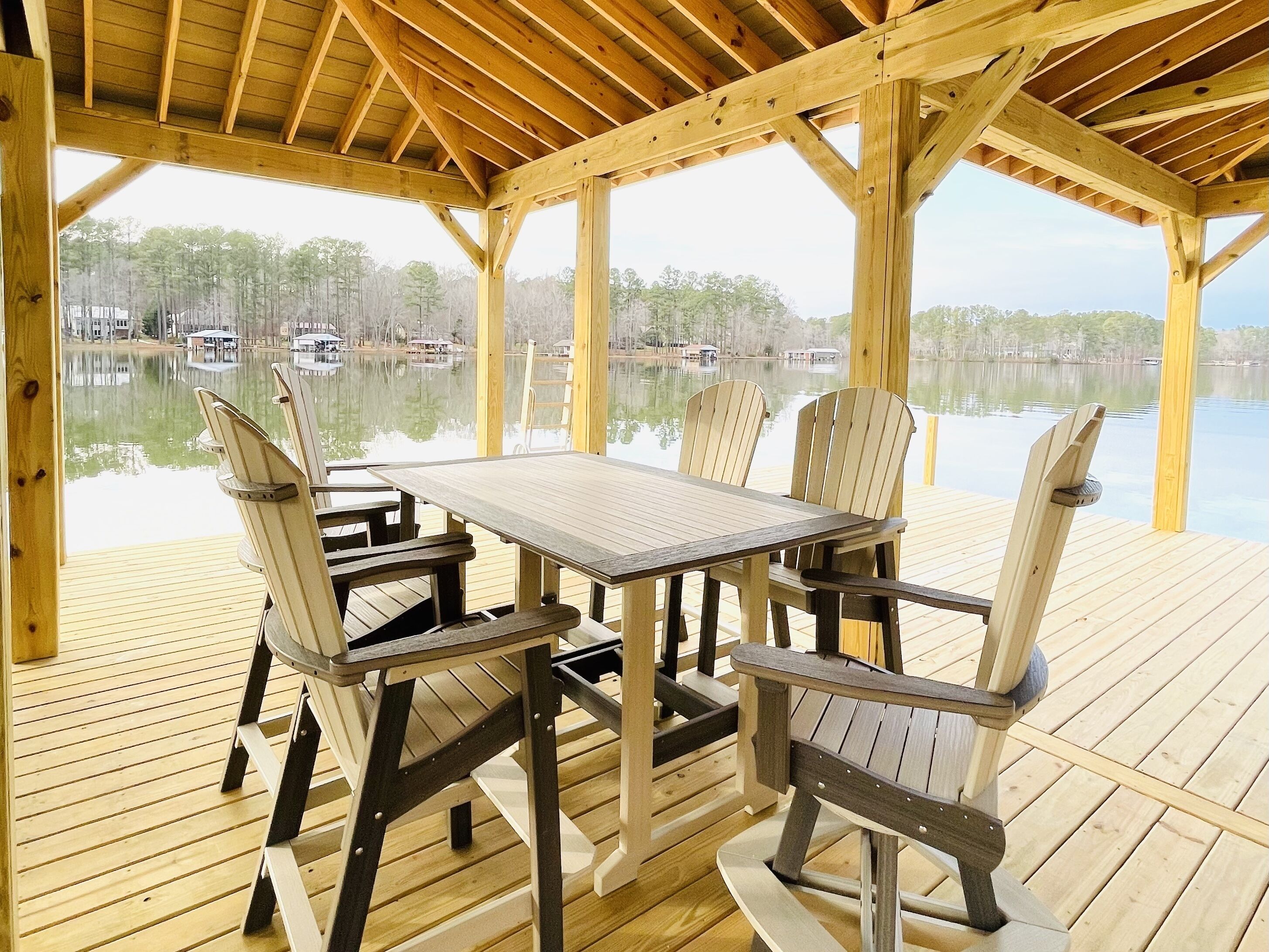 NEW BOATHOUSE! 5Br + Flat 1 Acre Lakefront + Kayaks + Shuffleboard + Firepit