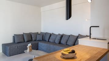 Deluxe Room | In-room safe, free cribs/infant beds, free WiFi, bed sheets