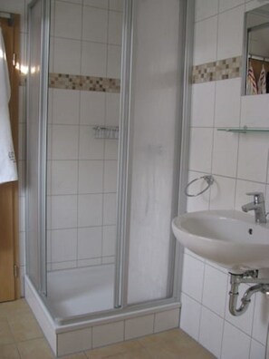 Ducha, secador de pelo, toallas y papel higiénico