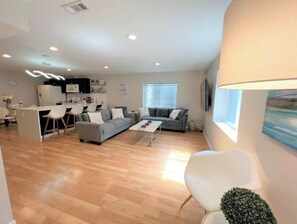 Smart TV, chimenea y libros 