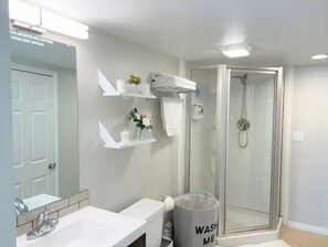 Douche, sĂšche-cheveux, bidet, serviettes fournies