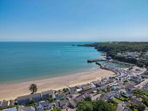 A coastal town with a beach, a marina, and residential buildings. - Church Terrace - 3 Bedroom Cottage - Saundersfoot (Saundersfoot)