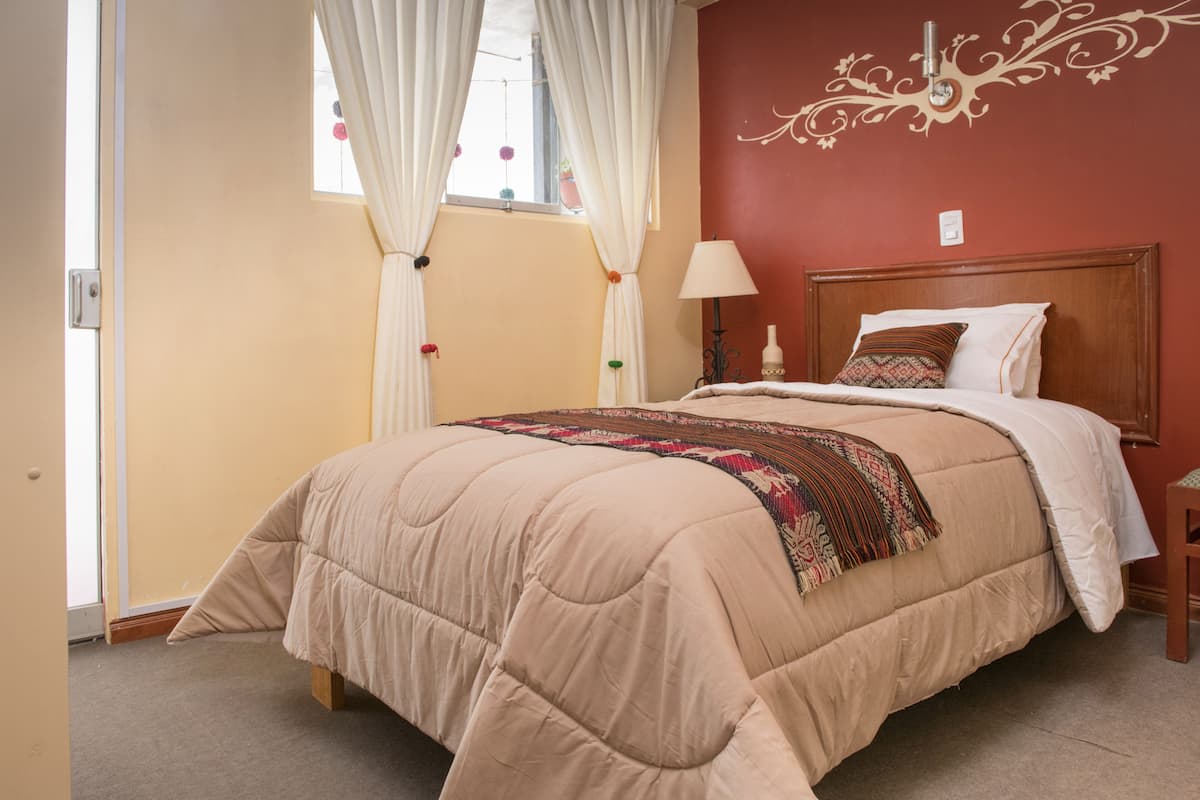 Chambre Simple Supérieure | Coffres-forts dans les chambres, Wi-Fi gratuit, draps fournis