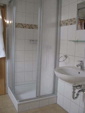 Ducha, secador de pelo, toallas y jabón