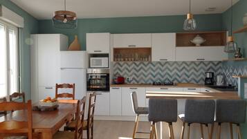 Réfrigérateur, micro-ondes, four, plaque de cuisson