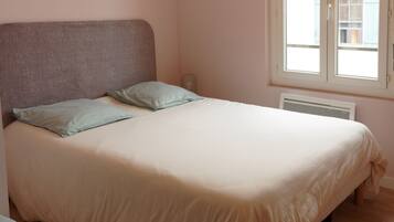 2 chambres, fer et planche Ă repasser, draps fournis