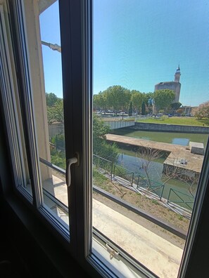 Interior - Light-filled apartment with breathtaking views. (Aigues-Mortes)