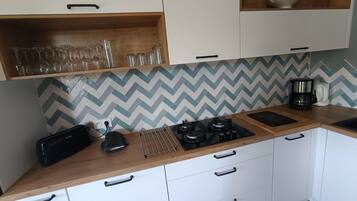 Réfrigérateur, micro-ondes, four, plaque de cuisson