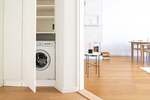 1 habitación, tabla de planchar con plancha, wifi gratis y ropa de cama