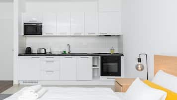 Standard-studiolejlighed | Privat tekøkken | Køleskab, mikrobølgeovn, kogeplade, køkkentøj/tallerkener/redskaber