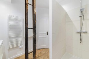 Shower, hair dryer, towels - Appartement familial proche des commerces - 8P (Paris)