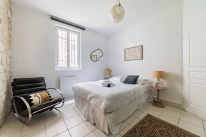 3 habitaciones, tabla de planchar con plancha, wifi y ropa de cama
