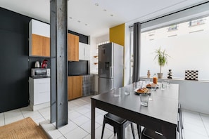 Réfrigérateur, four à micro-ondes, surface de cuisson, cafetiÚre-théiÚre