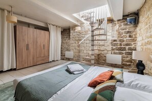 3 bedrooms, iron/ironing board, WiFi, bed sheets