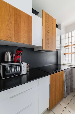 Jääkaappi, mikroaaltouuni, liesi, kahvin-/teenkeitin