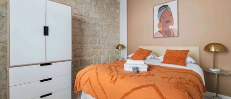 3 عدّة غرف نوم ومكواة/لوح كي وواي فاي وملاءات أسرّة