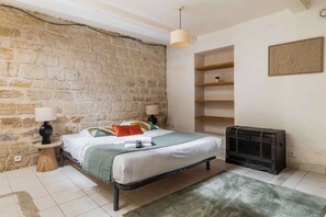3 bedrooms, iron/ironing board, WiFi, bed sheets