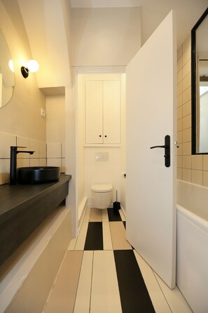 Shower, hair dryer, towels, shampoo