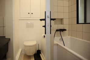 シャワー、ヘアドライヤー、タオル、シャンプー