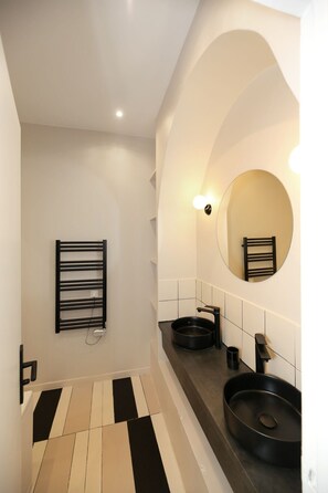 Shower, hair dryer, towels, shampoo - Studio fonctionnel tout equipe Batignolles - 2P (Paris)