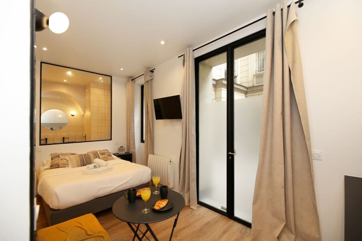 Tabla de planchar con plancha, wifi y ropa de cama 