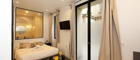 Tabla de planchar con plancha, wifi y ropa de cama