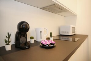 Fridge, microwave, stovetop, coffee/tea maker