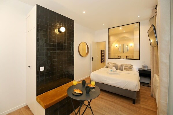 Iron/ironing board, WiFi, bed sheets