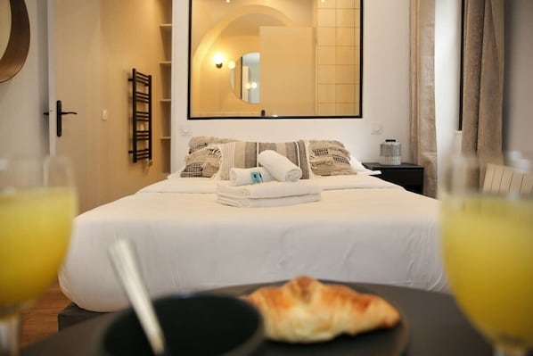 Iron/ironing board, WiFi, bed sheets