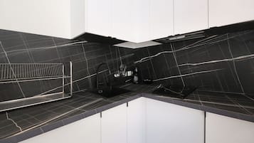 Réfrigérateur, micro-ondes, plaque de cuisson, cafetiÚre/bouilloire