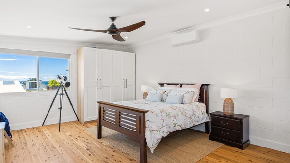4 bedrooms, desk, iron/ironing board, free WiFi
