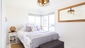 4 bedrooms, desk, iron/ironing board, free WiFi - Tranquil Retreat - An idyllic holiday home just moments from the beach (Ulladulla)