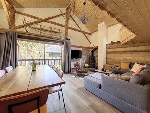 TV, fireplace