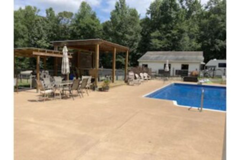 Newly remodeled poolside studio apartment on 6 acre horse farm
