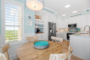 ثلاجة، ميكروويف، فرن، موقد طهي مسطح